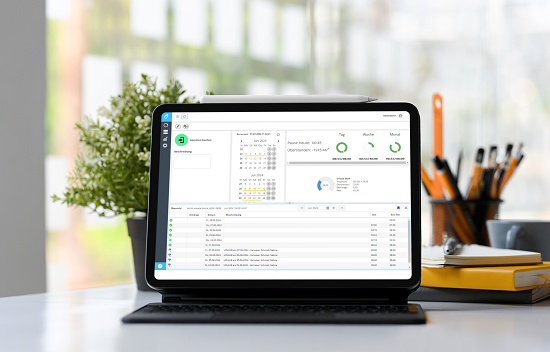 Ein Tablet auf einem Schreibtisch zeigt eine Zeiterfassungssoftware mit Stempeluhr-Funktion