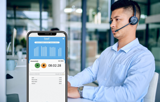 Dienstleister mit Headset nutzt mobile Zeiterfassungs-App auf einem Smartphone